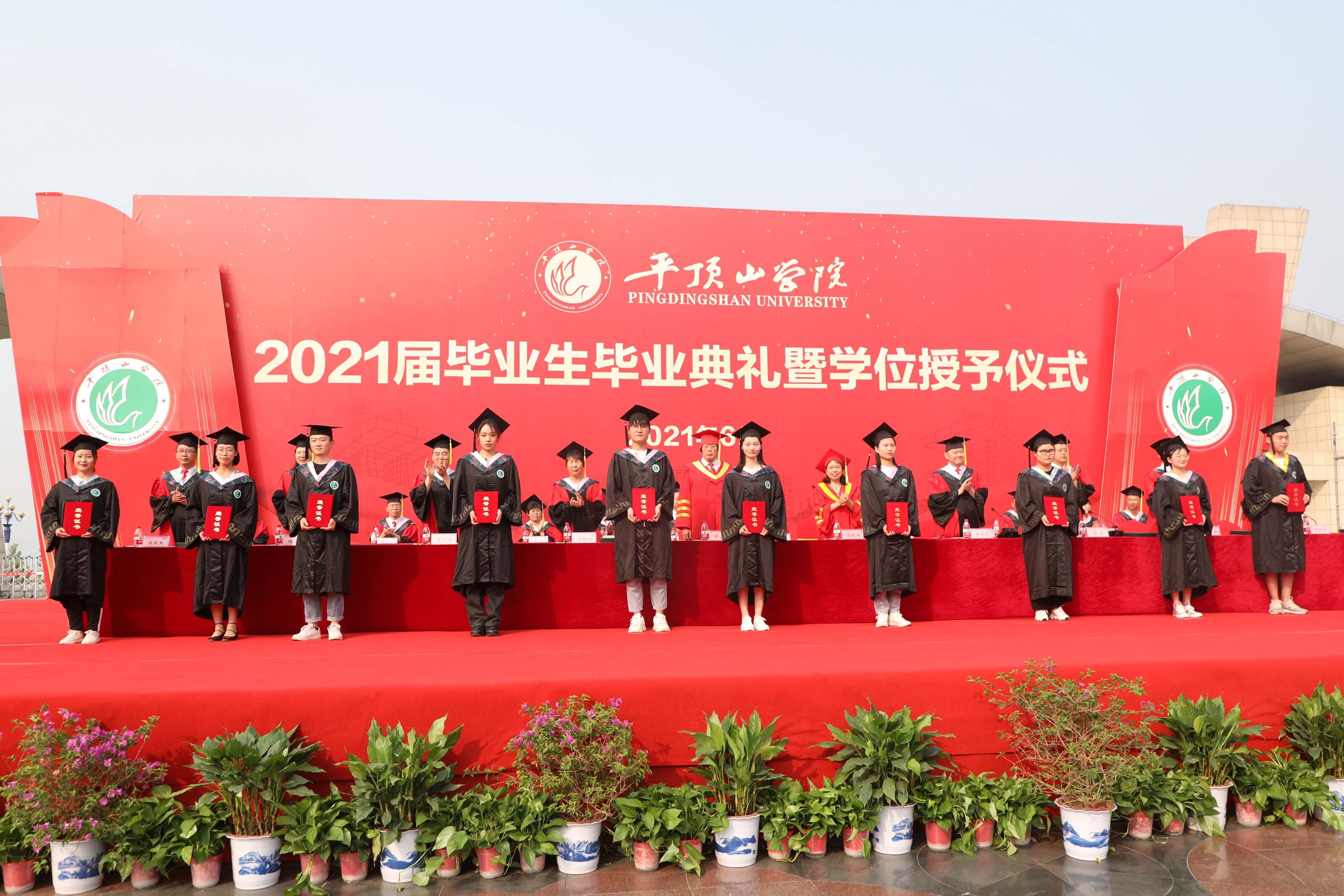 为校级优秀毕业生代表颁发荣誉证书(摄影陈留彪)