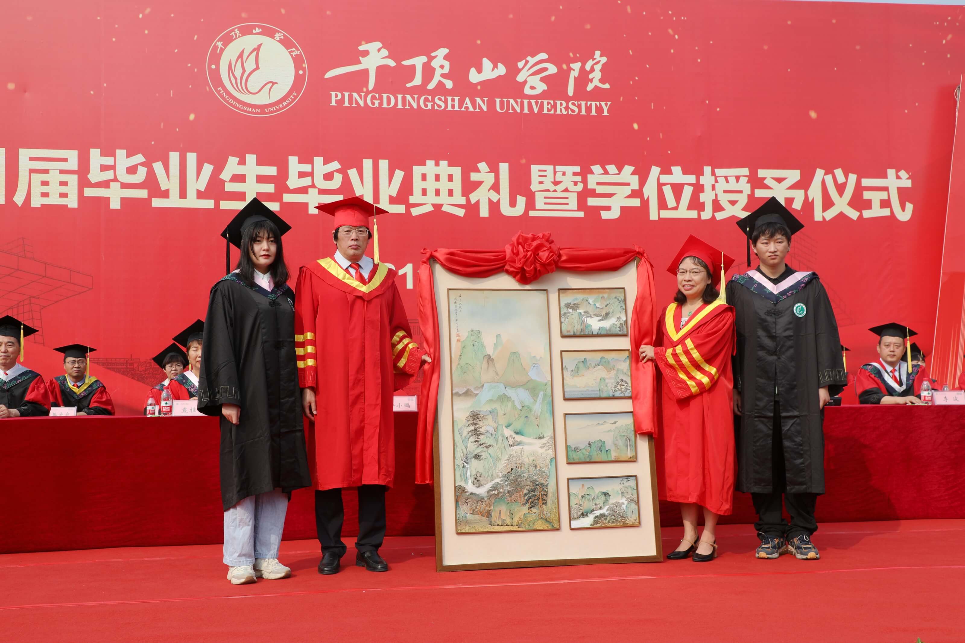 毕业生代表向母校赠送纪念品(摄影陈留彪)