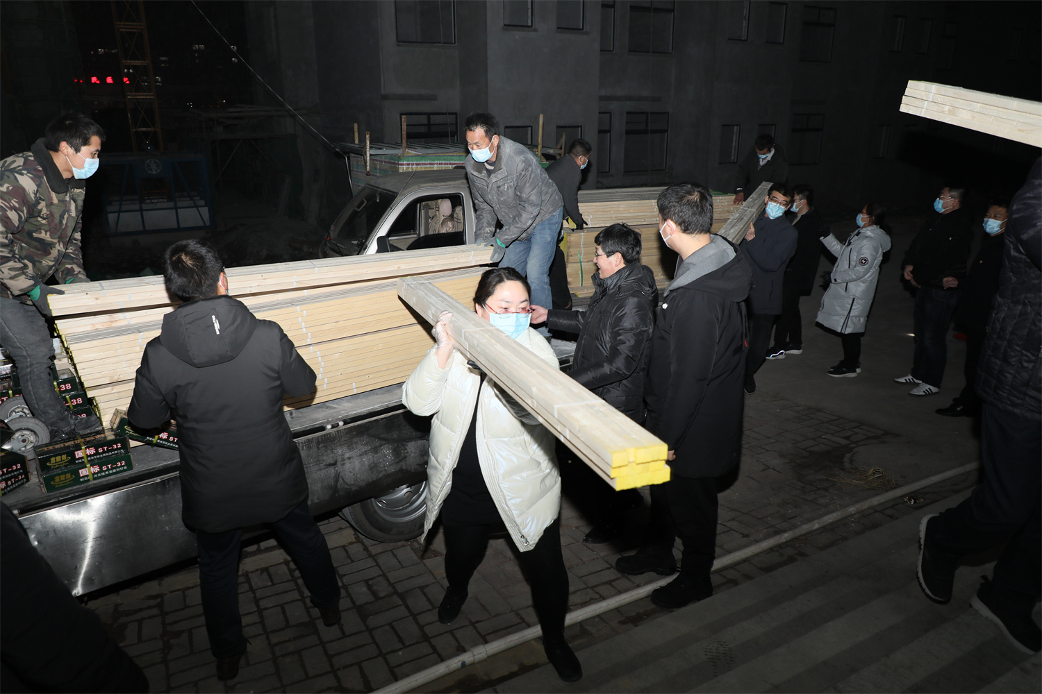 教师志愿者搬运密封木条