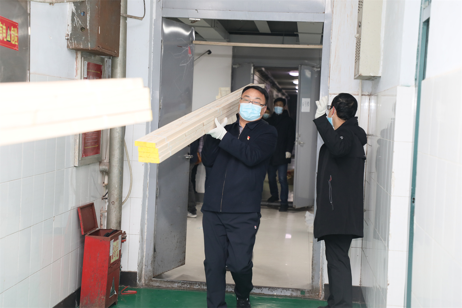 教师志愿者搬运密封木条1