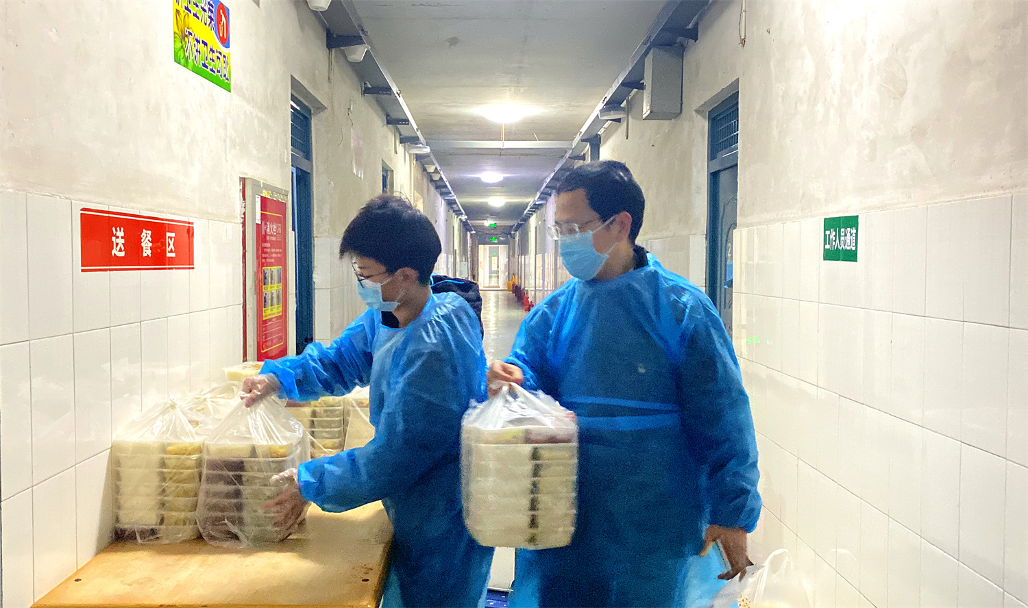 隔离区教师志愿者为被隔离人员分餐