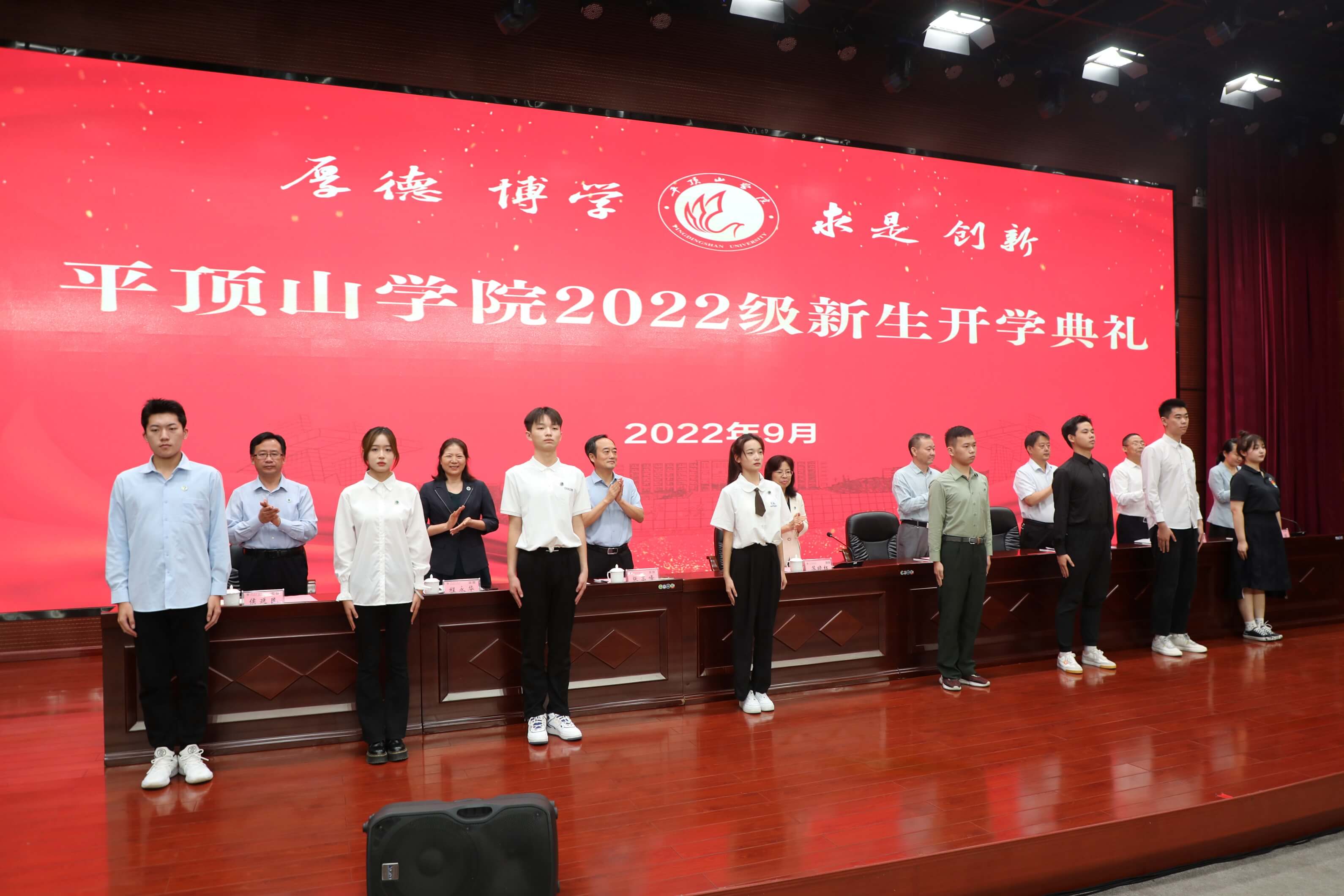 校领导为新生代表佩戴校徽(摄影陈留彪)