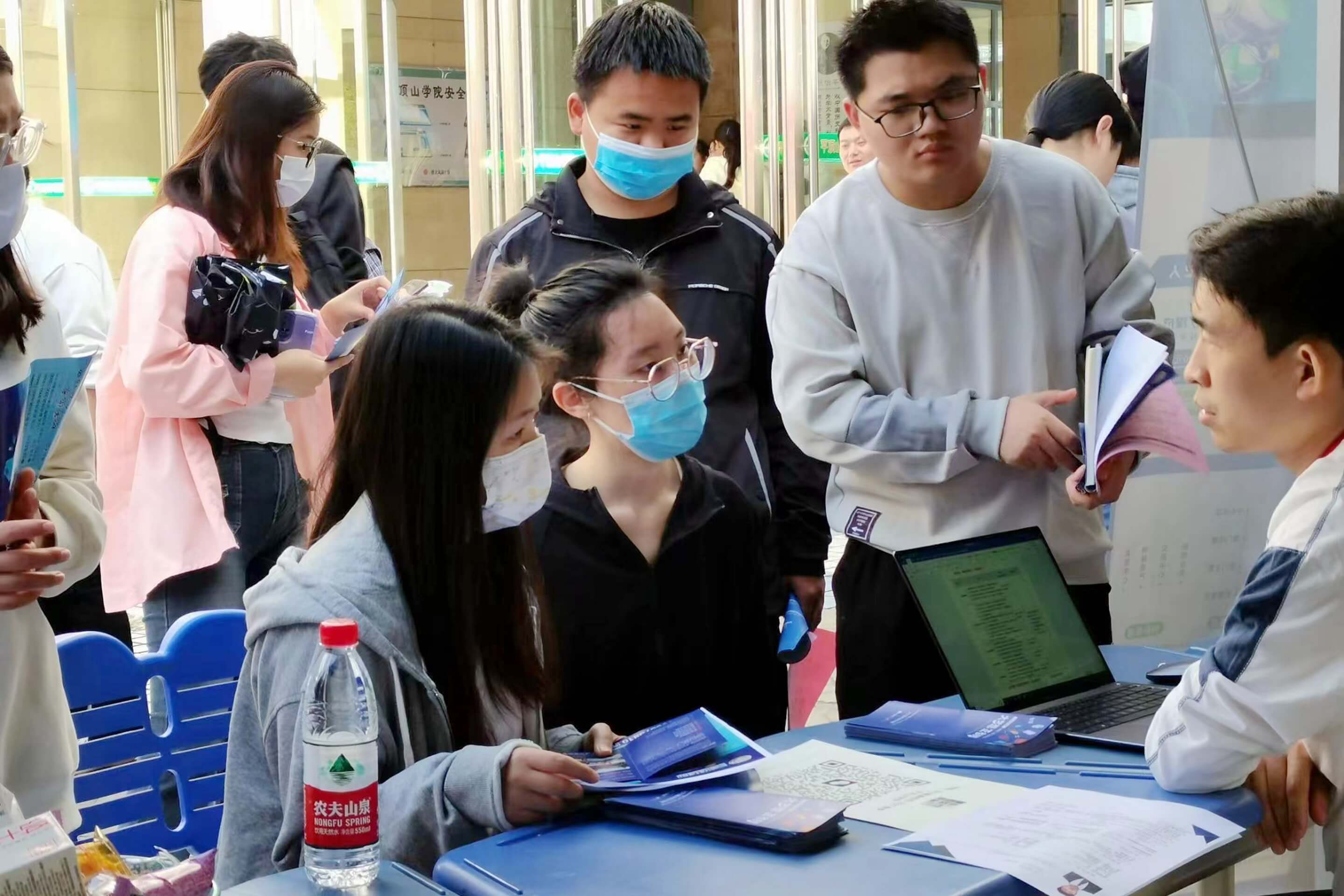 同学们了解企业招聘情况(摄影尚梦婷)