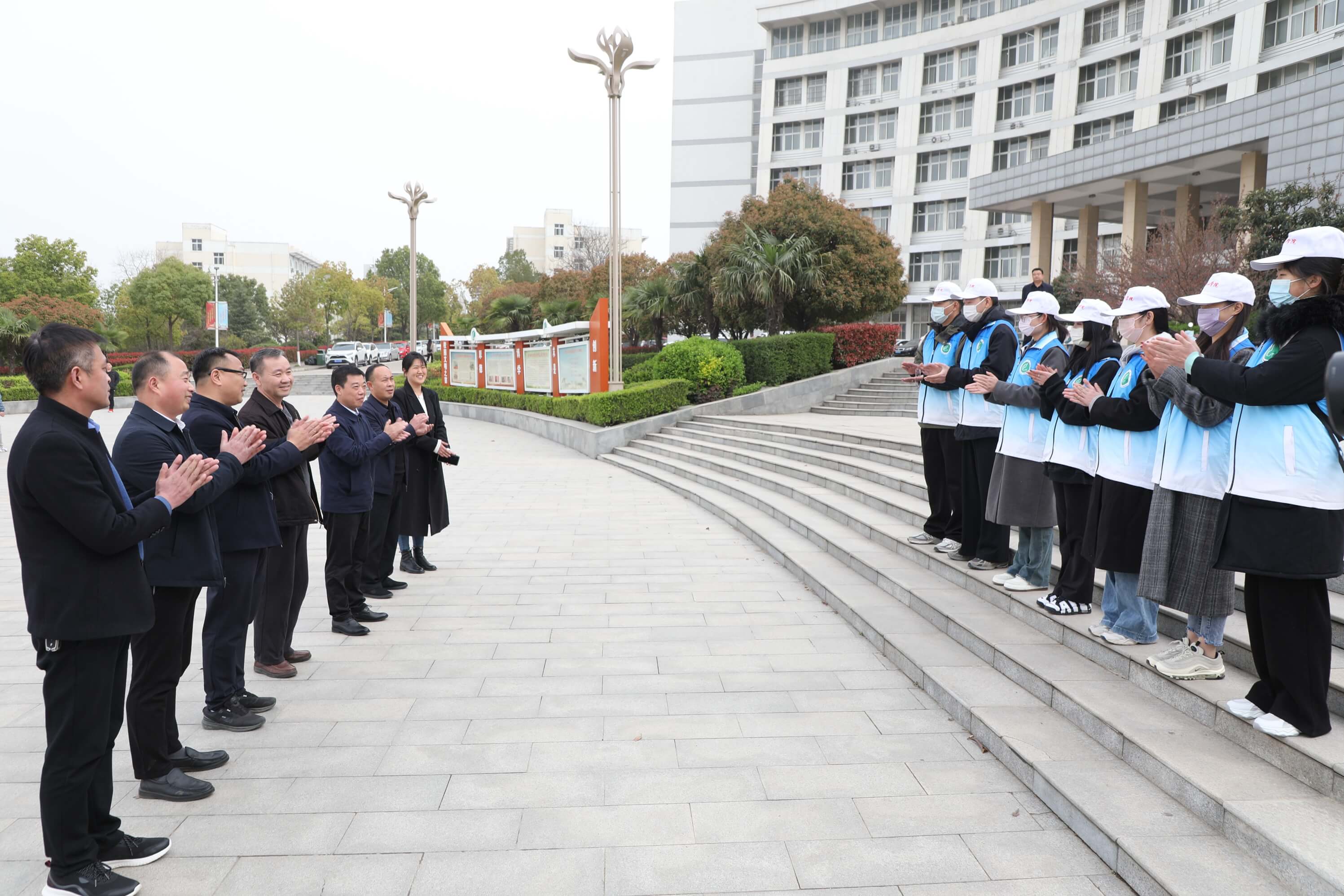 为文艺志愿者送行(摄影陈留彪)