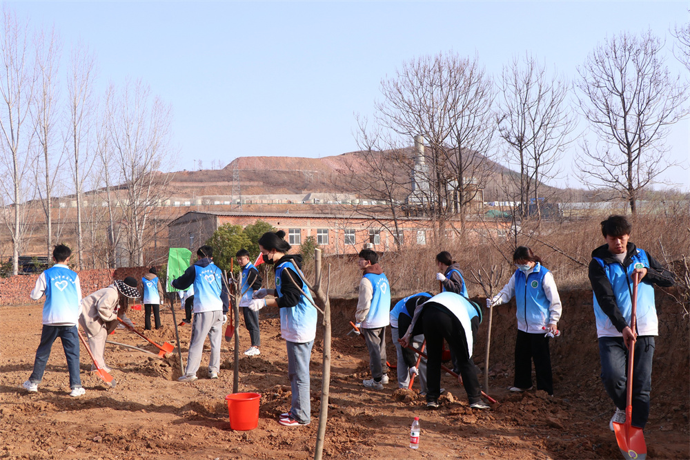 开展义务植树活动(摄影马盈鑫)