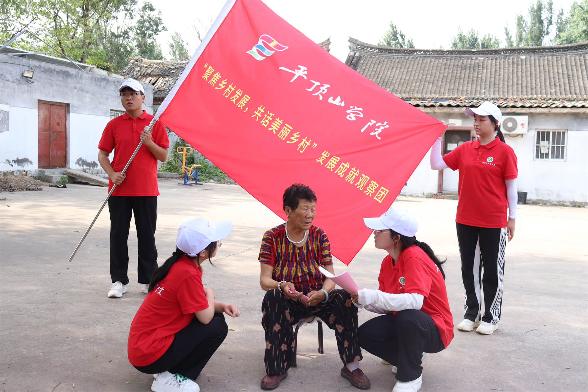 图为志愿者向村民进行二十大精神宣讲。 吴丽彩 摄