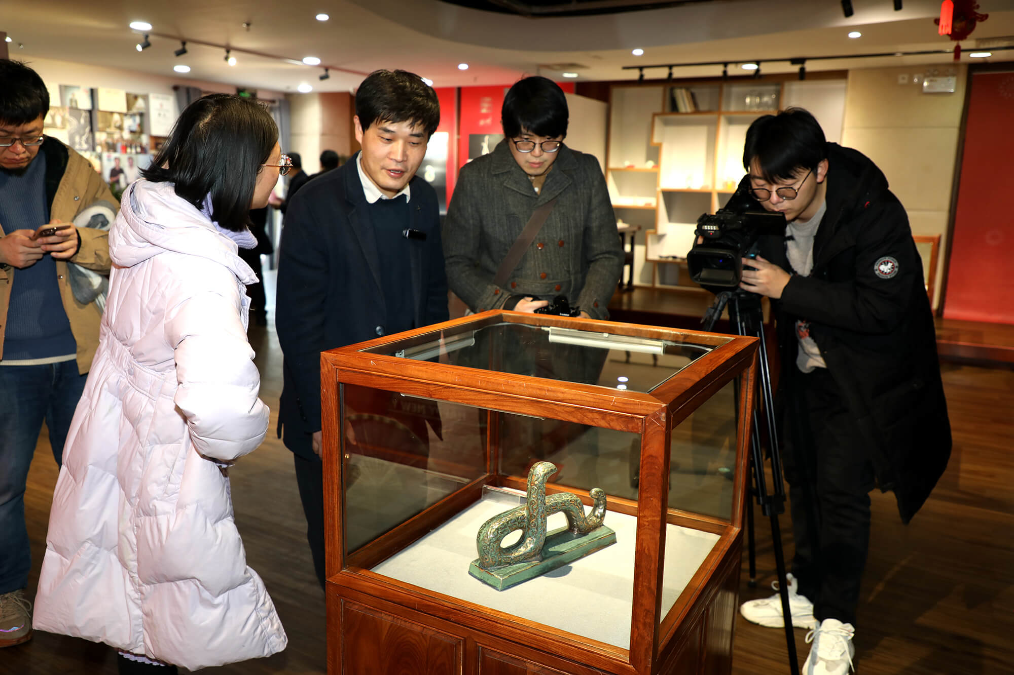 媒体关注展览(摄影/王卓菲)