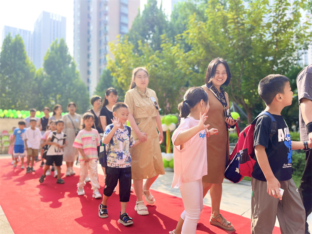 家长带领学生走红毯