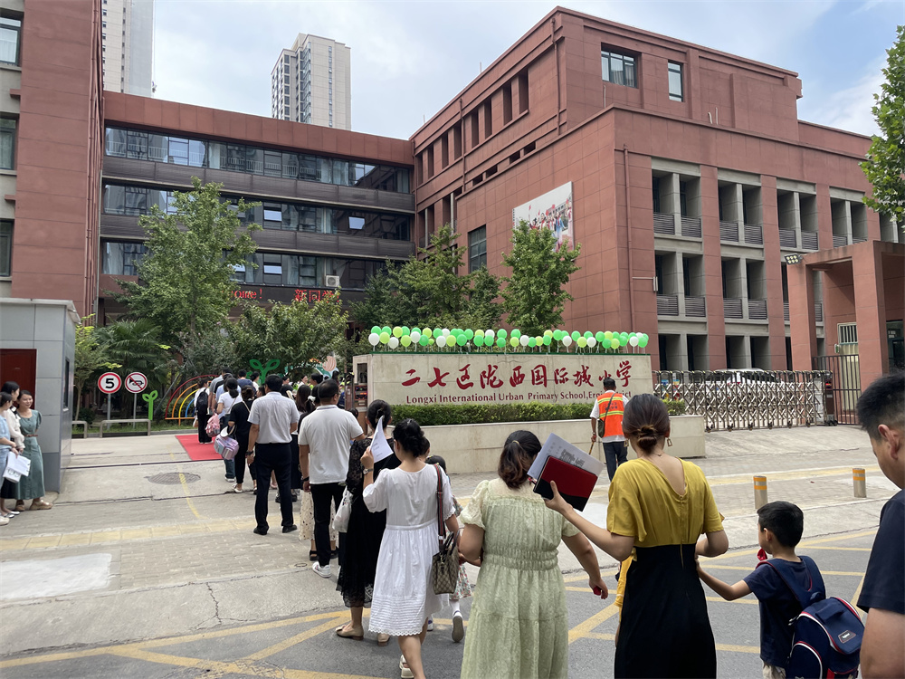 家长学生有序入校