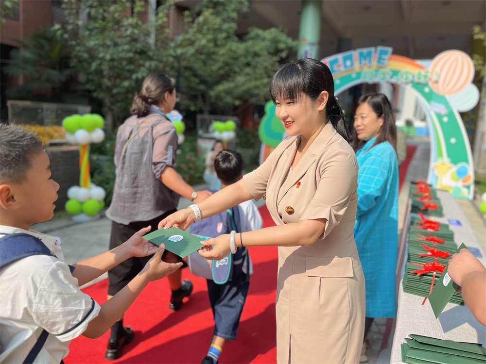 校长给学生发礼物