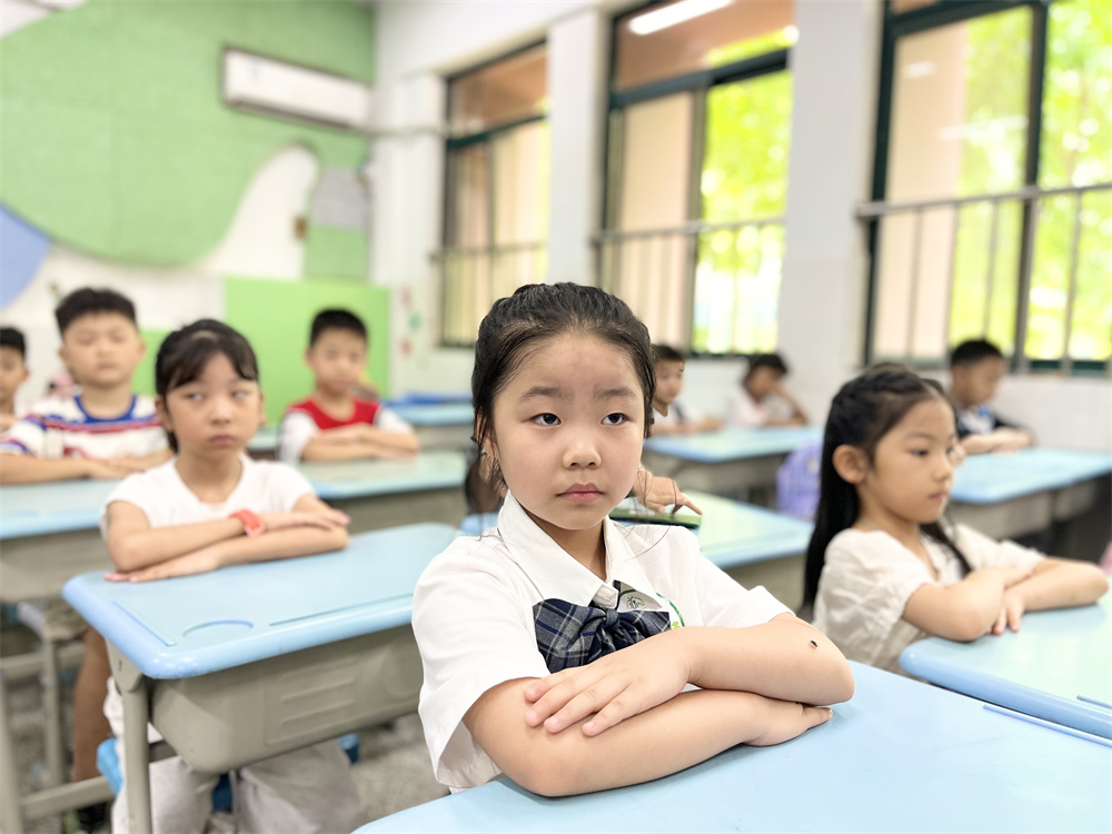 新生听老师讲入学礼仪