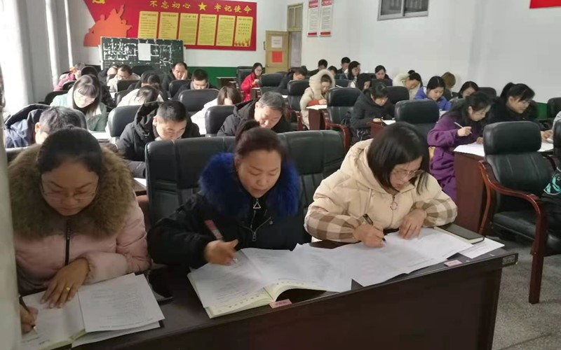 教职工认真思考