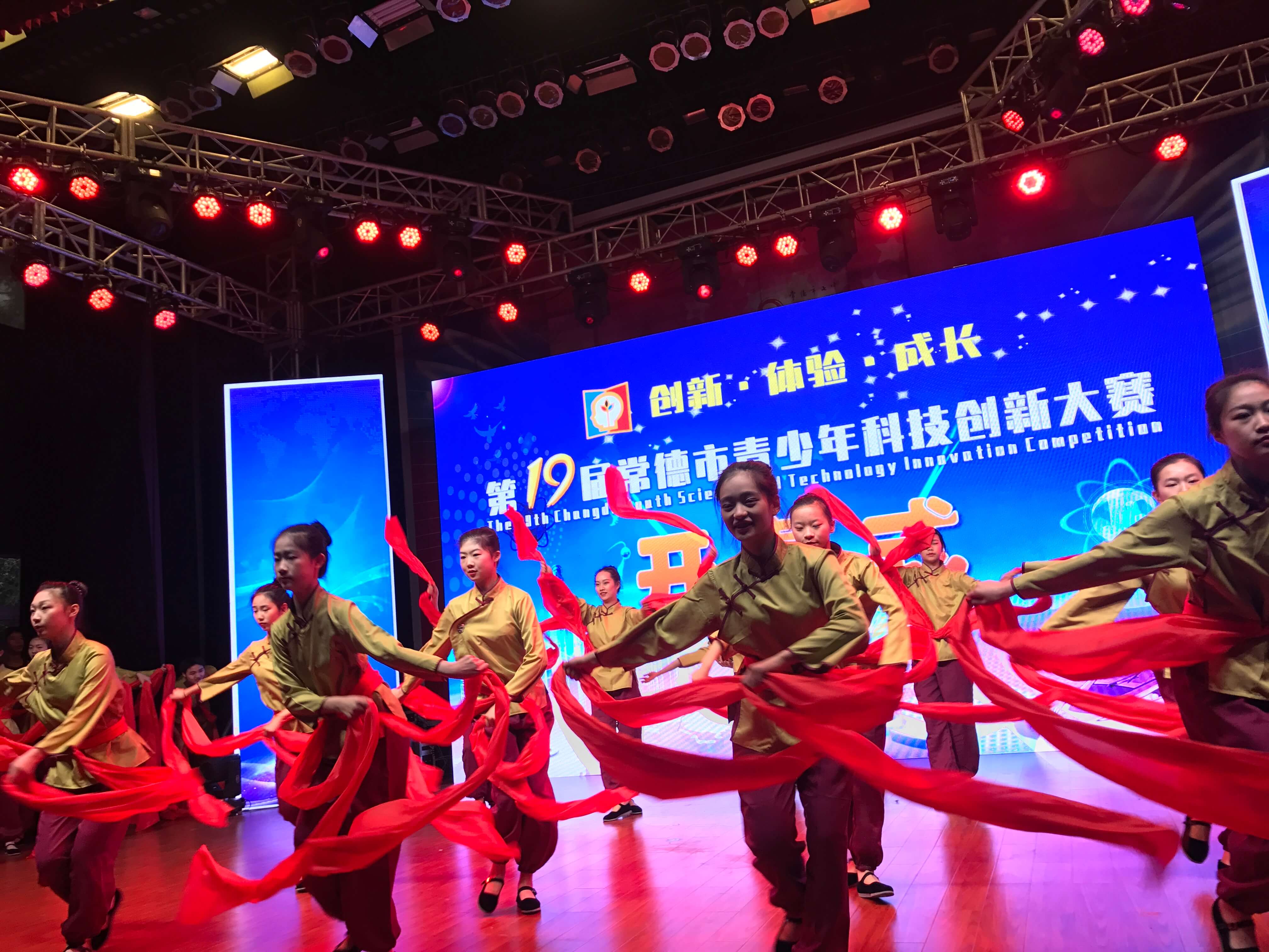 市七中学生舞蹈《东方红》