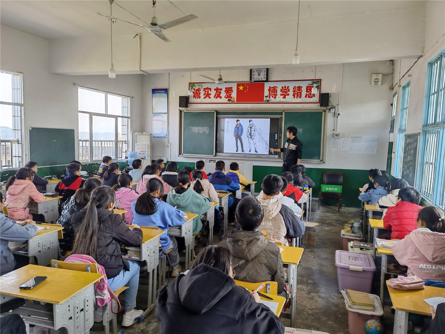 汪晓东老师为学生上美术欣赏课