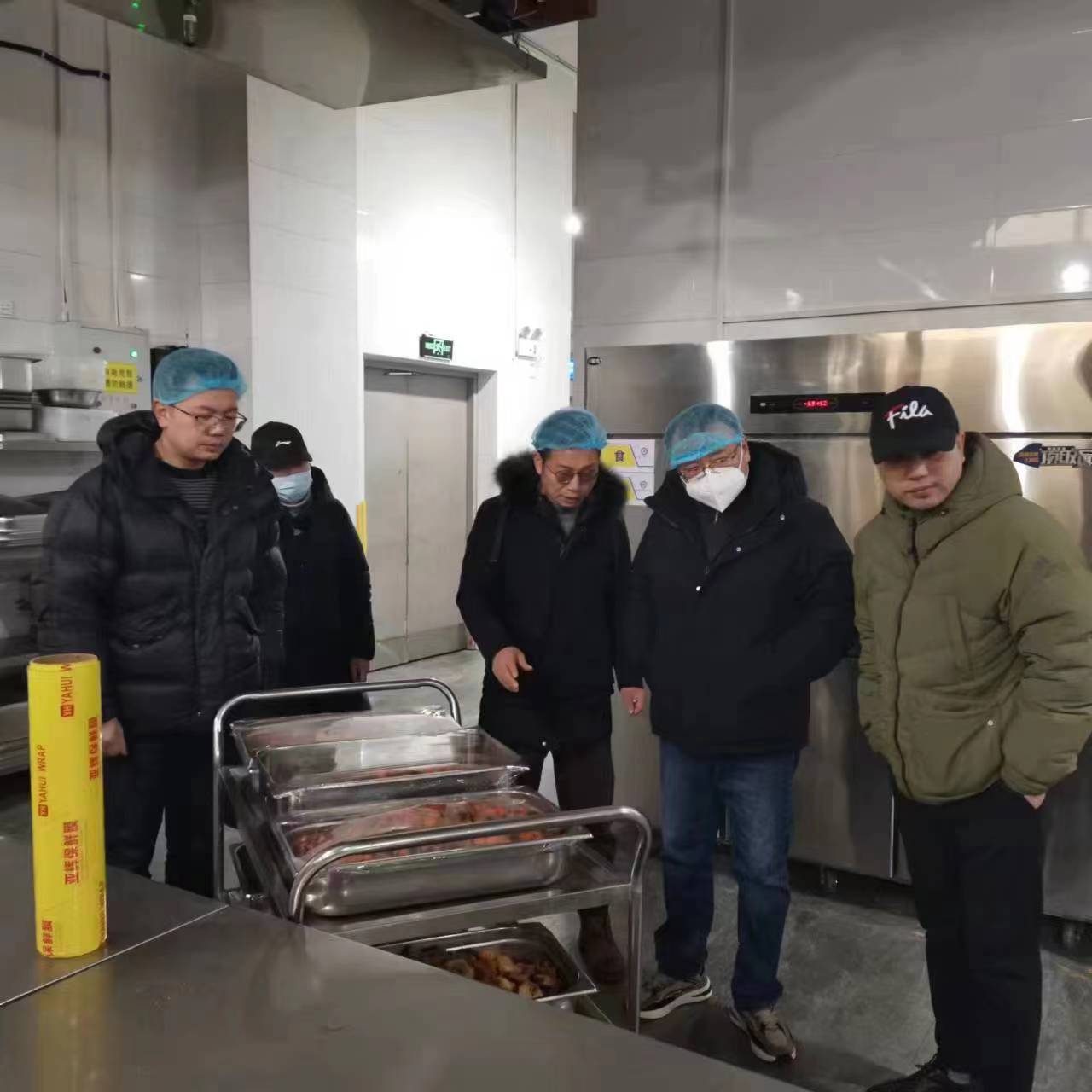 总部科对学校食堂和商店等实体进行突击检查1