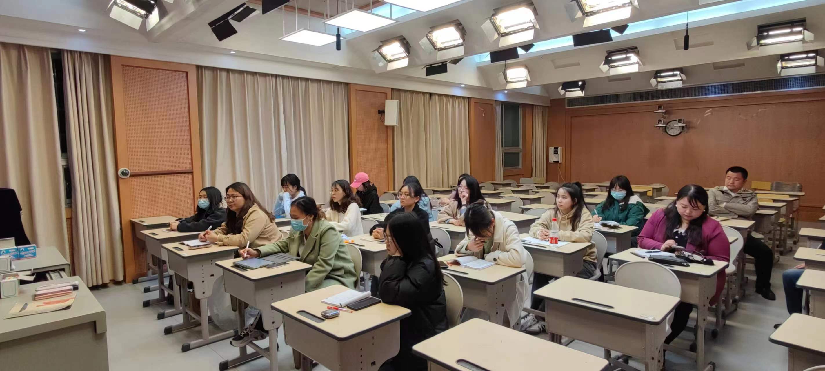 青年教师认真听课