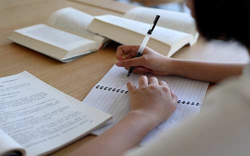 成人高考什么时候交报名费？