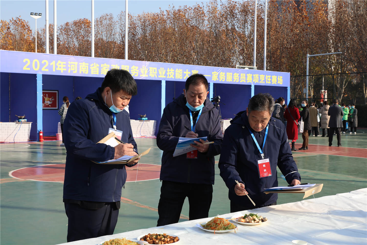 烹饪赛场评委为选手菜品打分
