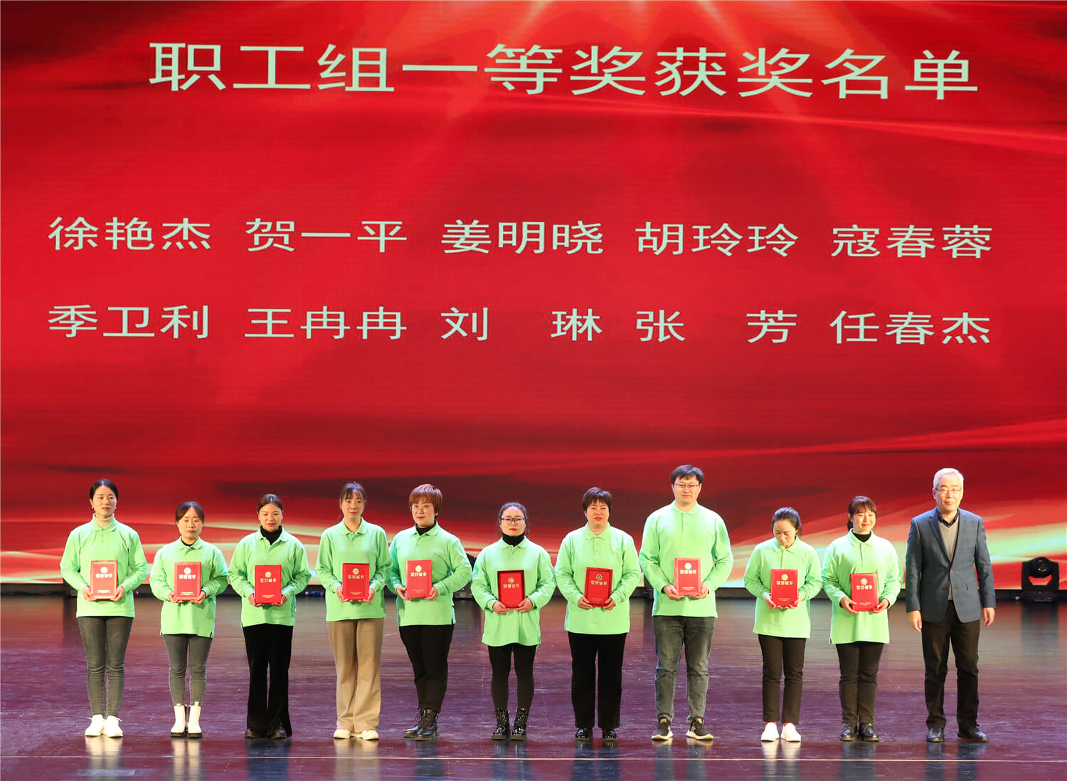 郑州师范学院校长孙先科为职工组一等奖获奖选手颁奖