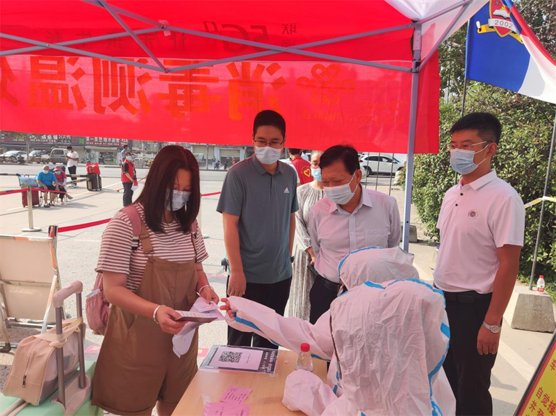 商丘学院校领导看望慰问疫情防控青年志愿者2