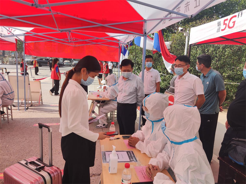 商丘学院校领导看望慰问疫情防控青年志愿者3