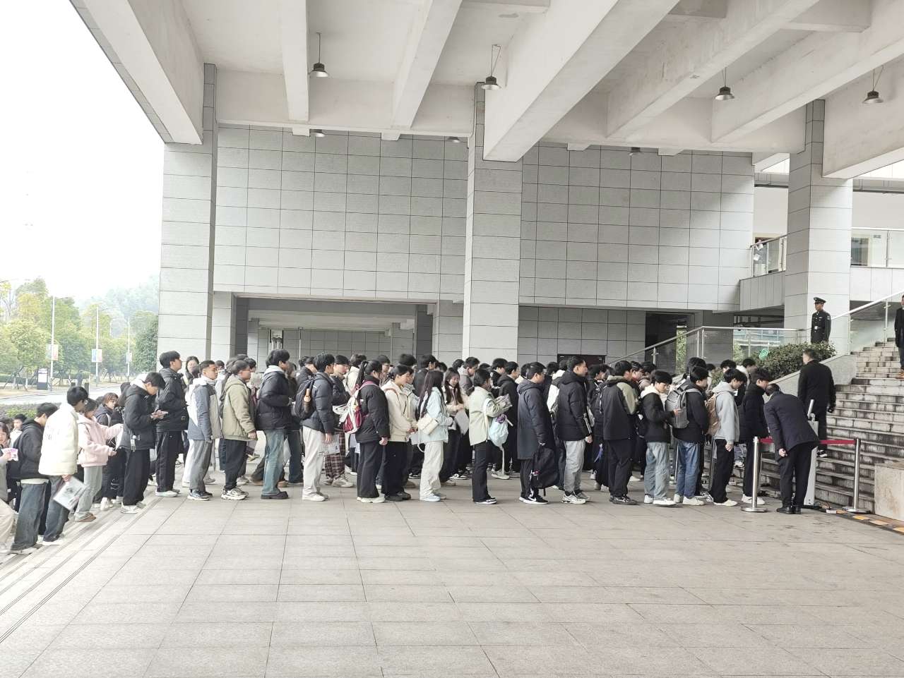 3.学生有序入场