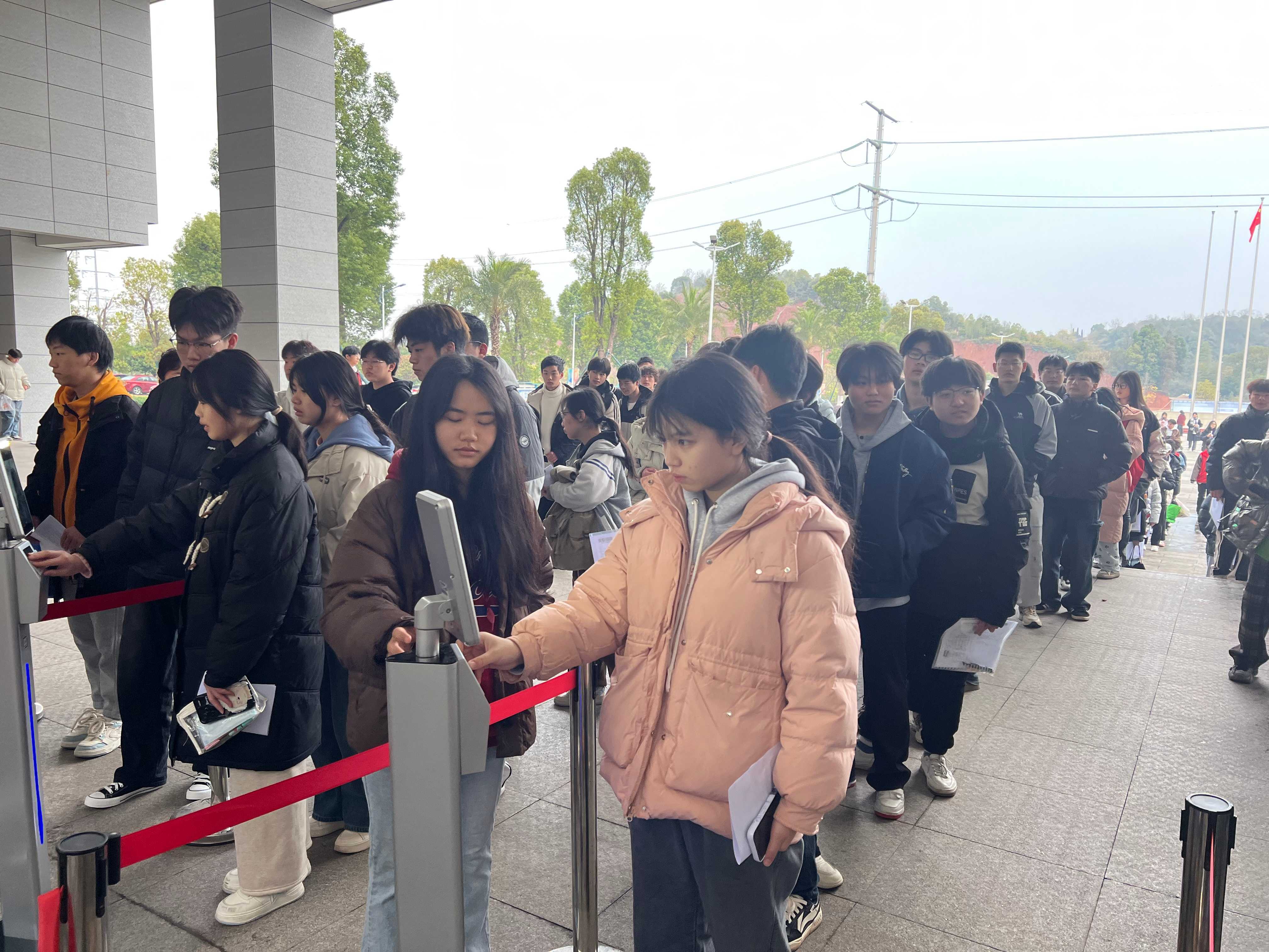 4.学生有序入场